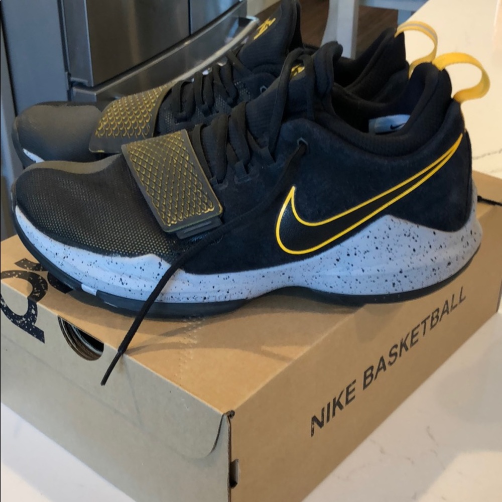 Nike PG 1 shoes (size 10)